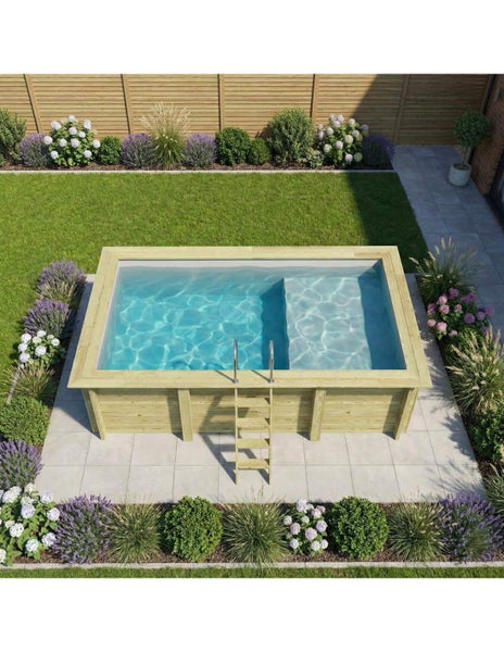 Rechteckiger Holzpool mit Leiter in einem Garten