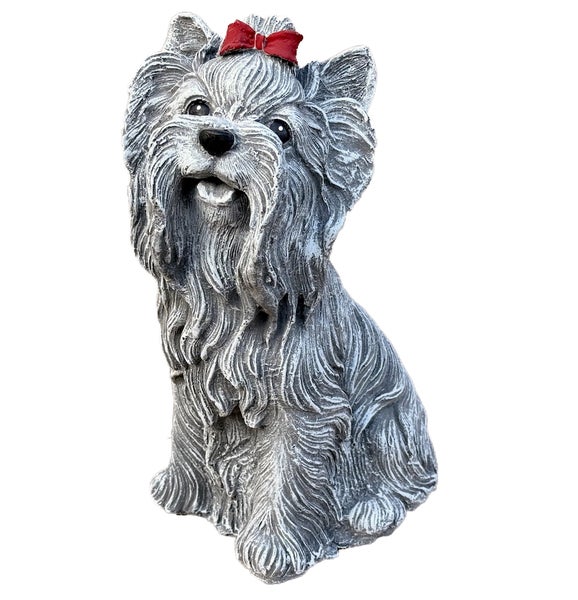 Gartenfigur in Form eines sitzenden Yorkshire Terriers mit einer Schleife auf dem Kopf