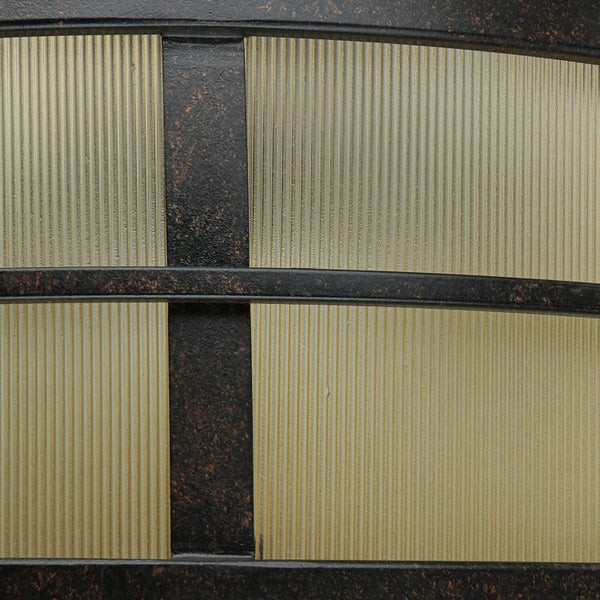 Detailansicht einer Außenleuchte mit geriffeltem Glas