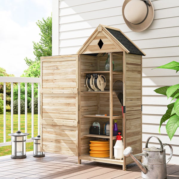 Holzgartenschrank mit Regalen zur Aufbewahrung von Gartengeräten auf einer Veranda