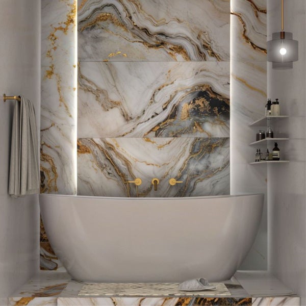 Badezimmer mit Badewanne, Marmorfliesen und dekorativer Beleuchtung