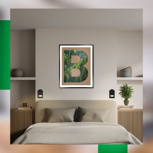 Schlafzimmer mit einem Wandbild des Buchstabens B, gefüllt mit einem Wald