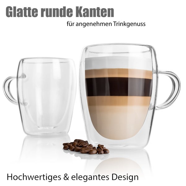 Zwei doppelwandige Kaffeegläser aus Glas mit Henkel und glatten runden Kanten, eines befüllt mit Schichtkaffee, daneben Kaffeebohnen.