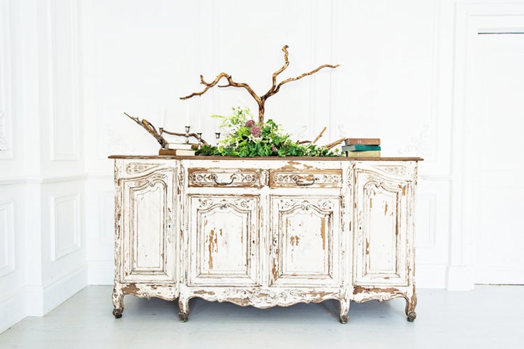 Antiker Holzschrank mit Schubladen und Türen als Dekoration im Raum