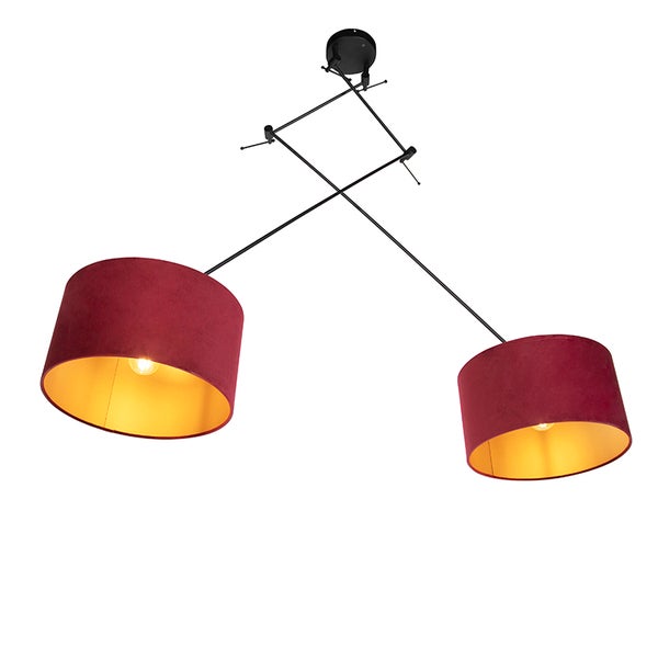 Zweiflammige Deckenleuchte mit dunkelroten Samtschirmen, goldfarbenen Innenseiten und schwarzem Metallgestell.