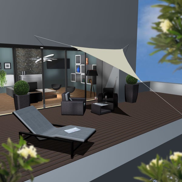 Modern gestaltete Terrasse mit beigefarbenem Sonnensegel, Sonnenliege und Loungemöbeln auf dunklen Holzdielen vor einer Glasfront.