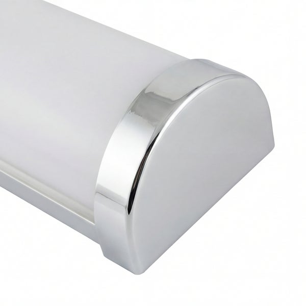 Detailaufnahme einer Badezimmerleuchte mit gerader Form und abgerundeten Chromkappen.