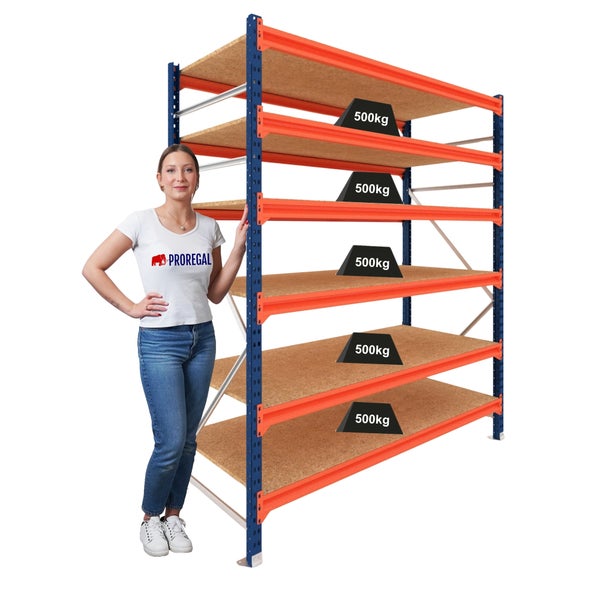 Weitspannregal mit 5 Holzböden und einer Traglast von 500 Kilogramm pro Boden, neben einer Person zur Größenveranschaulichung.