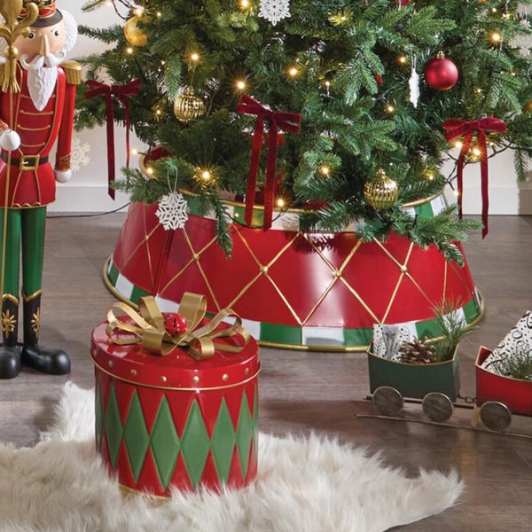 Weihnachtsbaumständer Verkleidung mit Nussknacker Figur und runder Metalldose für Weihnachtsdekoration unter dem Weihnachtsbaum.