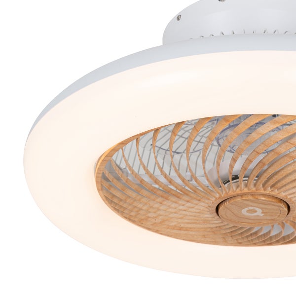 Deckenventilator mit integriertem LED-Lichtring und Lamellen in Holzoptik.