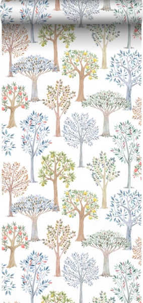 Vliestapete mit Waldmuster, stilisierte Bäume mit Früchten im Aquarell-Stil.