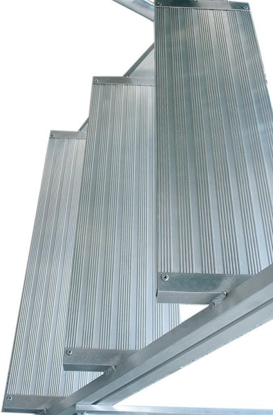Stufenelement für eine Außentreppe aus Aluminium mit geriffelter Trittfläche für sicheren Halt