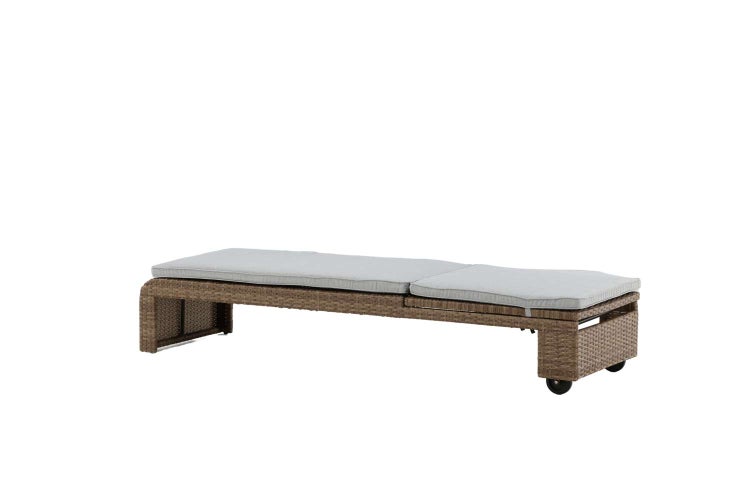 Sonnenliege aus Polyrattan in Braun mit grauer Auflage und Rollen.