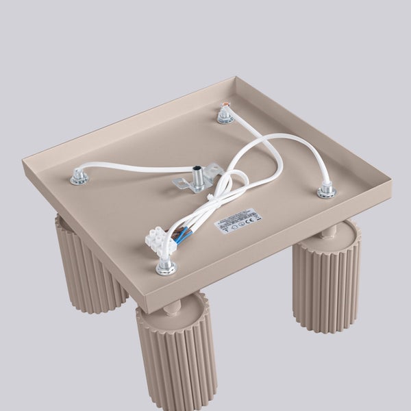 Detailansicht einer Deckenleuchte mit Kabeln und Verbindungsklemmen