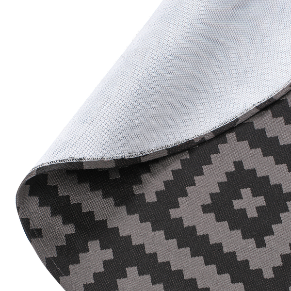Teppich mit geometrischem Zickzack-Muster und rutschfester Rückseite.