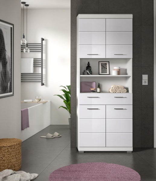 Moderner weißer Badezimmer-Hochschrank mit Hochglanz-Oberfläche, Türen, Schubladen und offenem Fach in einem hellen Badezimmer.