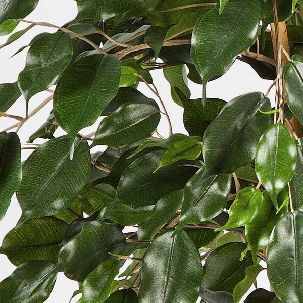 Detailaufnahme der Blätter einer künstlichen Ficus-Pflanze mit naturgetreuer Blattstruktur.