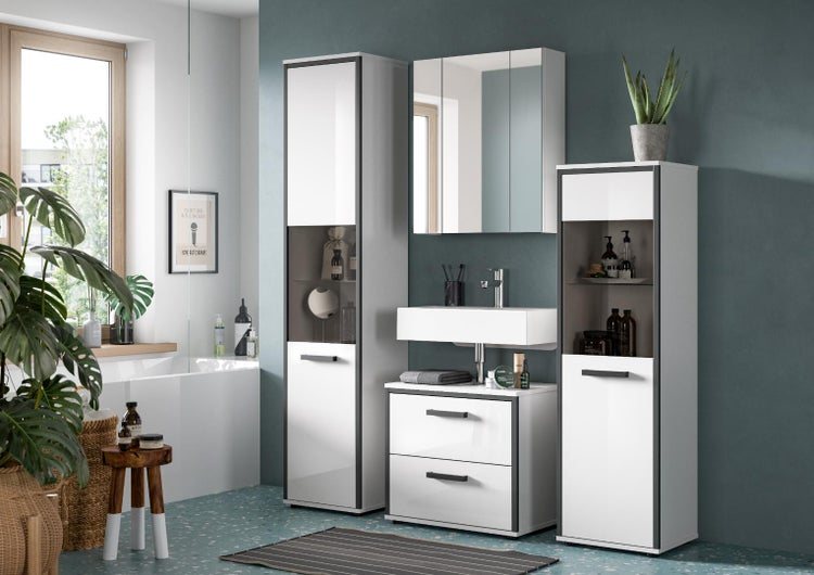Modernes Badezimmer-Set in Weiß mit dunkelgrauen Kanten, bestehend aus Waschbeckenunterschrank, Hochschränken und Spiegelschrank.