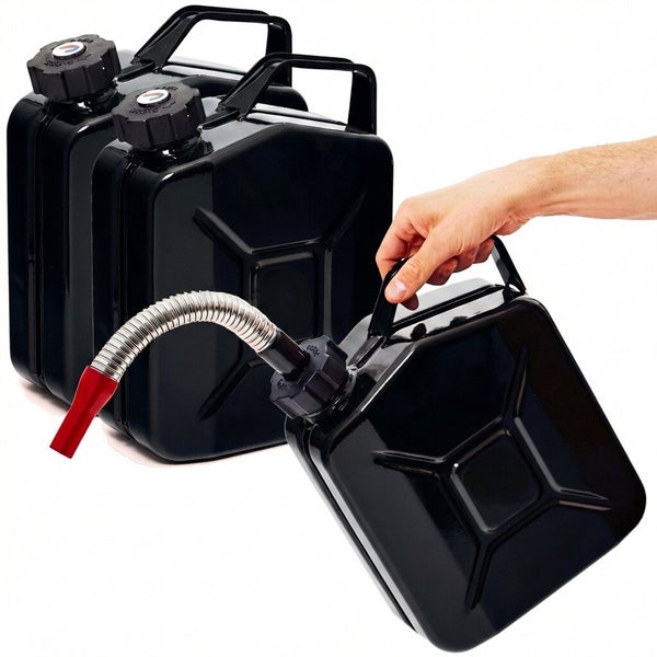 Drei schwarze Kraftstoffkanister, einer mit flexiblem Ausgießer