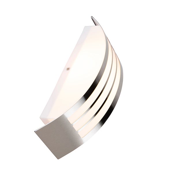 Moderne Wandleuchte aus gebürstetem Metall mit gewölbter Form und horizontalen Lichtschlitzen.
