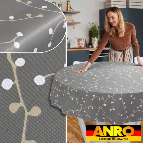 Runde Tischdecke mit Ast- und Knospenmuster auf einem Tisch in einer Küche, Detailansichten der Materialstruktur, ANRO Logo.