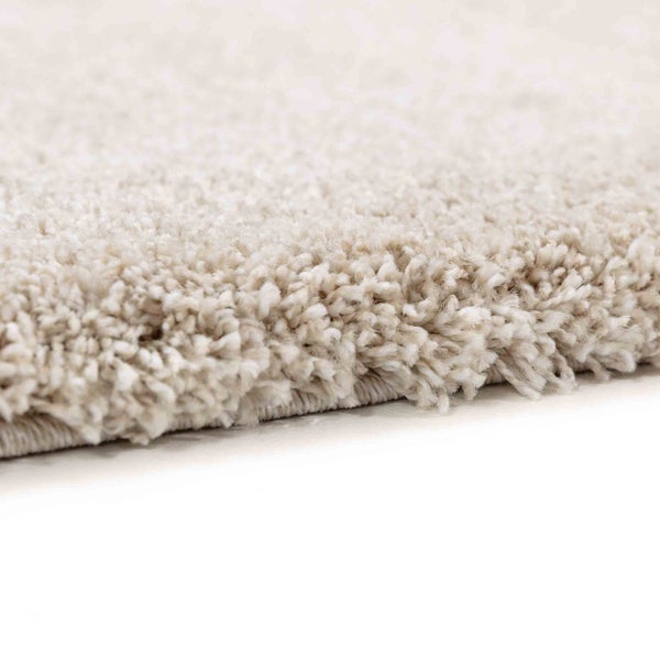 Detailaufnahme eines Shaggy-Teppichs mit hohem Flor und weicher Textur.