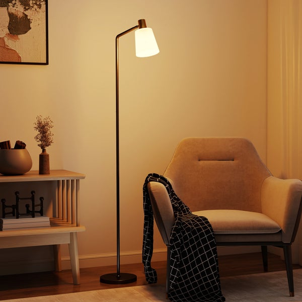 Wohnzimmer mit Leselampe, Sessel und Beistelltisch