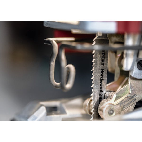 Nahaufnahme einer Stichsäge mit Metallsägeblatt für Hartholz