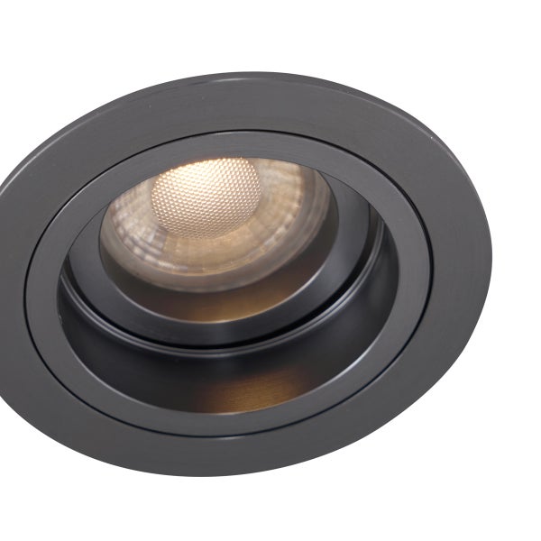 Runder, schwenkbarer Einbaustrahler in Anthrazit mit leuchtendem Leuchtmittel.