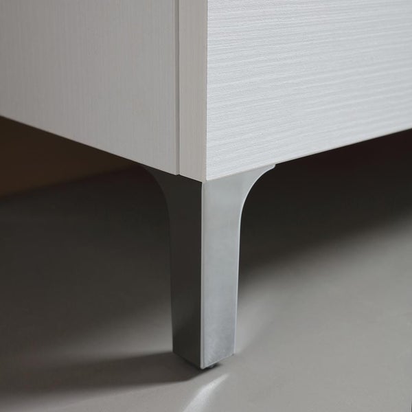 Detailansicht eines Badezimmermöbels mit silberfarbenen Füßen.