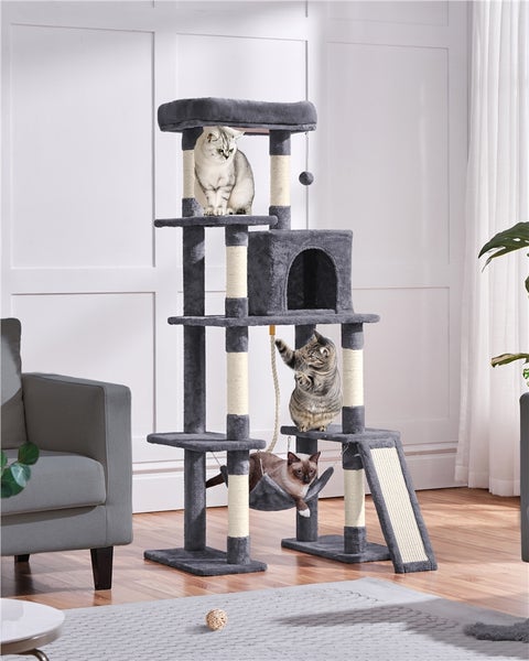 Grauer Katzenkratzbaum mit mehreren Ebenen und Katzen