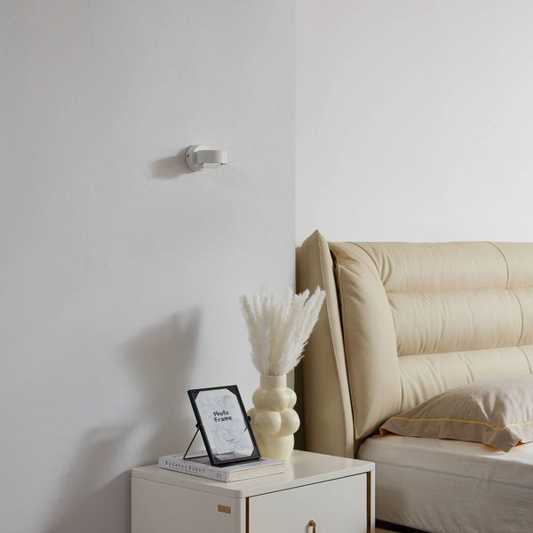 Schlafzimmer Szene mit Nachttisch, Lampe, Bett und Dekoration