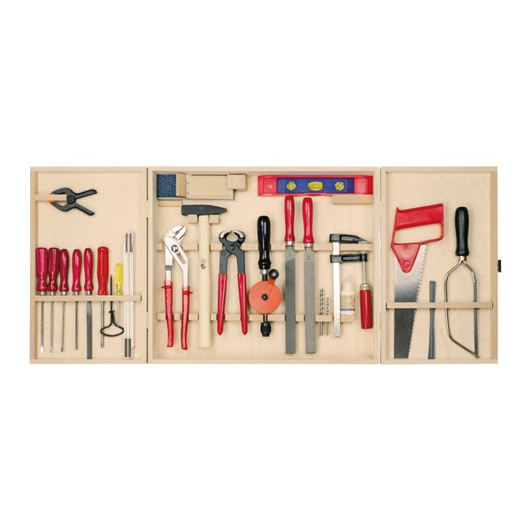 Umfangreicher Werkzeugkoffer aus Holz bestückt mit diversen Handwerkzeugen wie Schraubendrehern, Zangen, Hammer, Sägen und Wasserwaage.