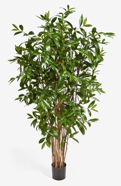 Künstliche Bambuspflanze mit grünen Blättern in einem schwarzen Topf.