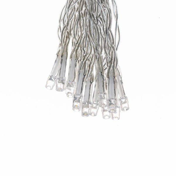 LED-Lichterkette mit transparentem Kabel und kleinen klaren Leuchtdioden.