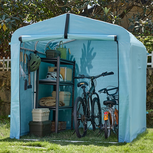 Geräumiges, hellblaues Zelt mit Fahrrädern und Regalen im Inneren für die Gartenaufbewahrung.