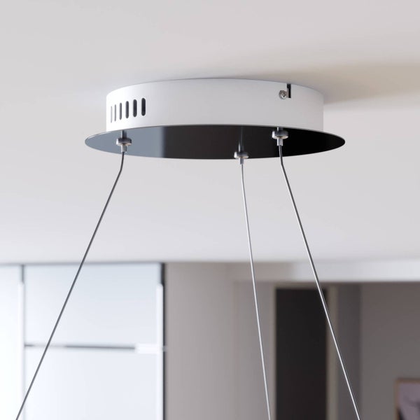 Deckenbaldachin einer Pendelleuchte mit weißem Gehäuse, schwarzer Abdeckplatte und dünnen Drahtseilen zur Aufhängung.