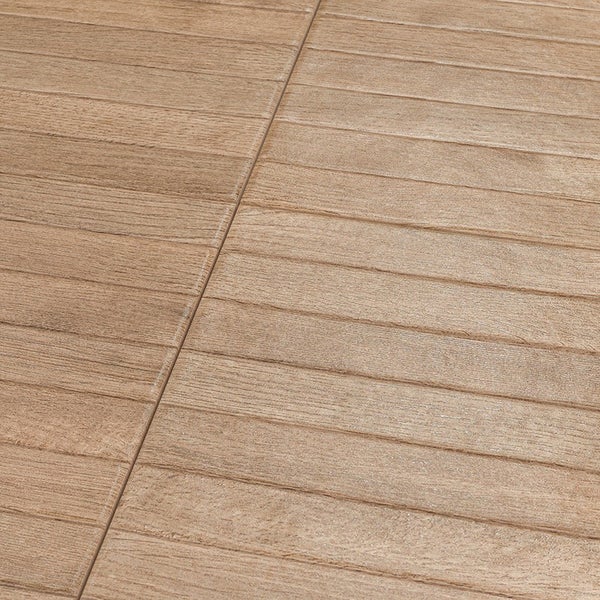 Bodenfliesen aus Feinsteinzeug mit strukturierter Holzoptik in Dielenform