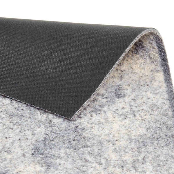 Grauer Teppich mit dunkler Rückseite