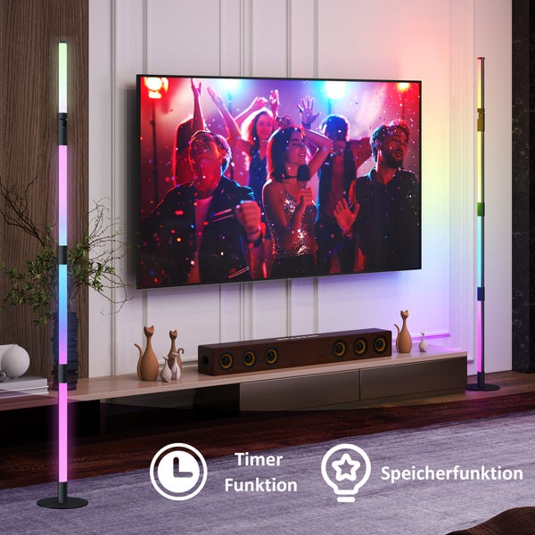Wohnzimmer mit zwei LED-Stehlampen mit Farbwechsel, Timerfunktion und Speicherfunktion