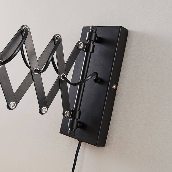 Schwenkbare Wandleuchte mit Ziehharm-Mechanismus zur flexiblen Ausrichtung des Lichts.