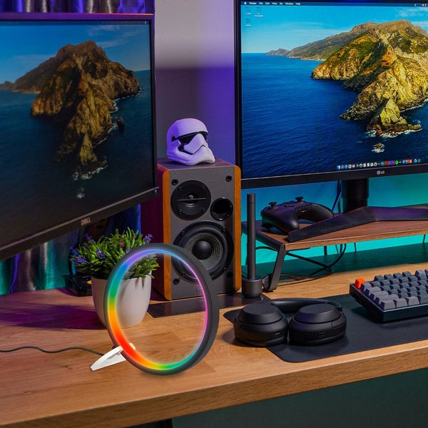 Schreibtisch mit Computermonitoren, Lautsprecher, Kopfhörer und ringförmiger LED Lampe