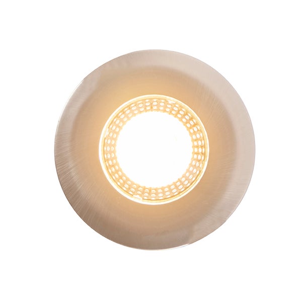 Runde Einbauleuchte aus Metall mit LED, eingeschaltet, mit perforiertem Innenring.