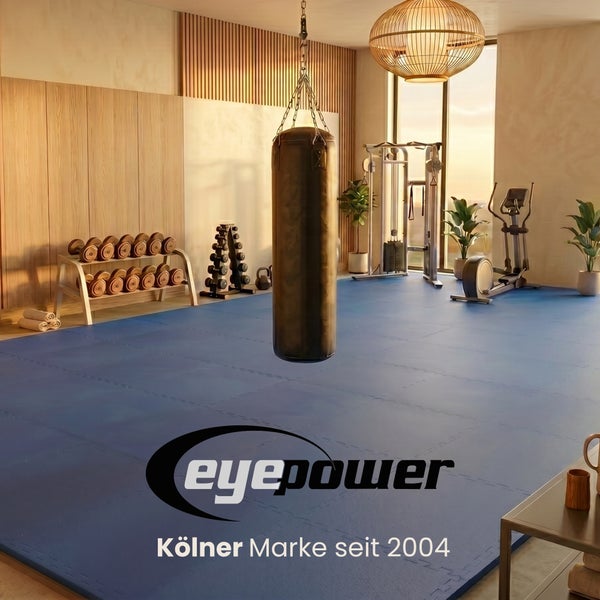 Moderner Fitnessraum mit blauen Bodenschutzmatten in Puzzleform, Boxsack, Hantelablage und Trainingsgeräten. eyepower Logo.