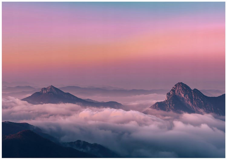 Berglandschaft mit Wolken und Dunst