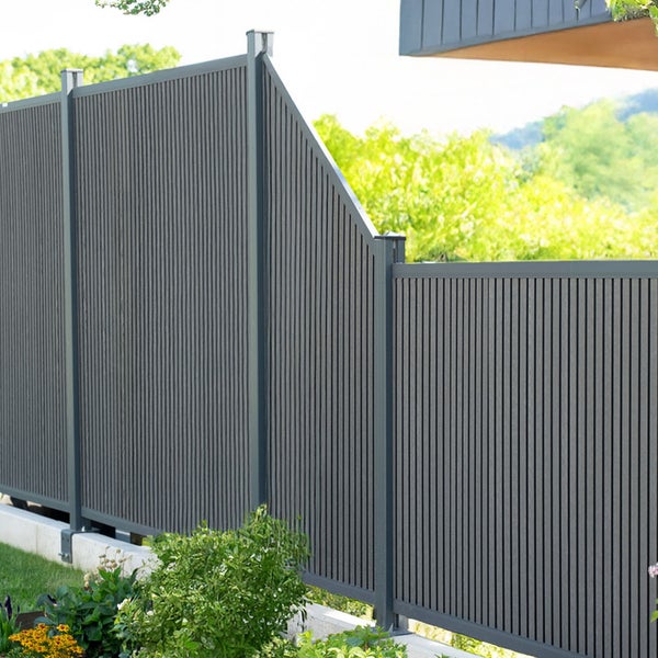 Vergleich von Terrassendielen mit und ohne Holzmaserung
