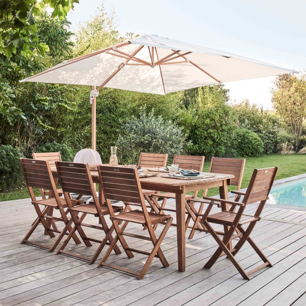Helles, organisiertes Gartenmöbel-Set aus Holz auf einer Terrasse mit großem Tisch, acht Klappstühlen und Ampelschirm neben einem Pool.