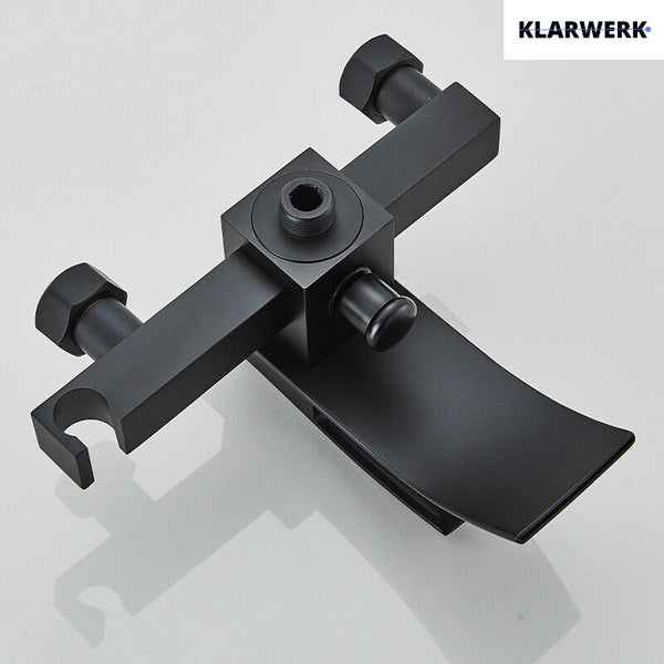 Klarwerk Wannenarmatur mit Wasserfallauslauf und Brausehalter in moderner eckiger Bauweise.