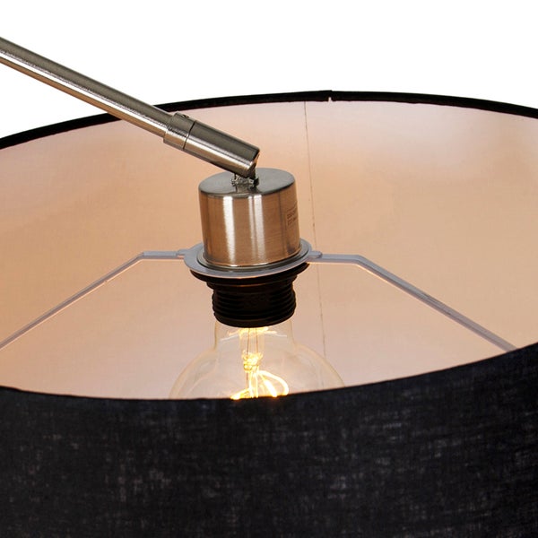 Detailansicht einer Bogenleuchte mit Lampenschirm aus Textil, E27-Fassung und leuchtendem Leuchtmittel.