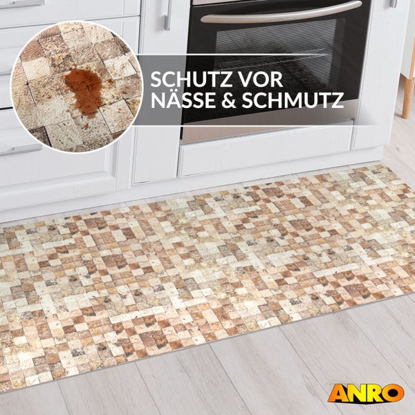 Moderner Küchenläufer mit Mosaikmuster vor einer weißen Küchenzeile mit Backofen. Der Teppich bietet Schutz vor Nässe und Schmutz. ANRO Logo.
